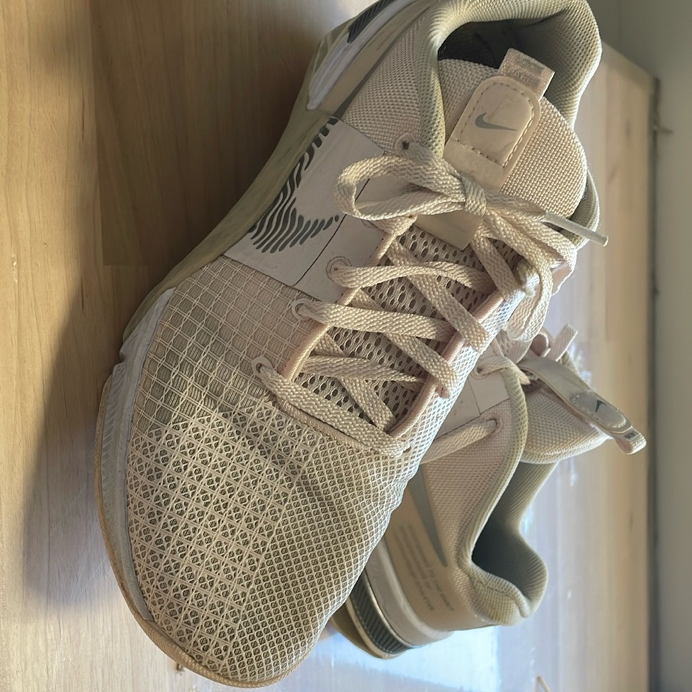 Nike Metcon 8 women’s soft pink training sneakers. Like new!!!